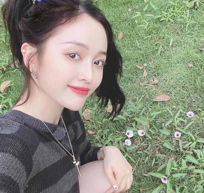 衣服短過頭?吳宣儀「蹲下全被看光」 網驚:沒穿安全褲?