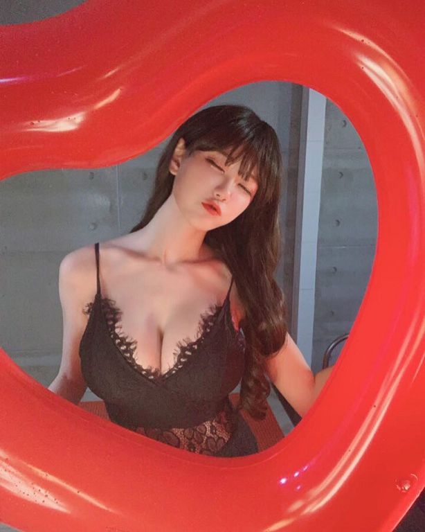 Ｈ級韓國實況主「細肩帶包不住」！閉眼索吻：感覺像在雲上飛～