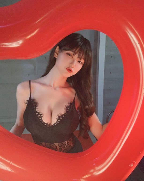 Ｈ級韓國實況主「細肩帶包不住」！閉眼索吻：感覺像在雲上飛～