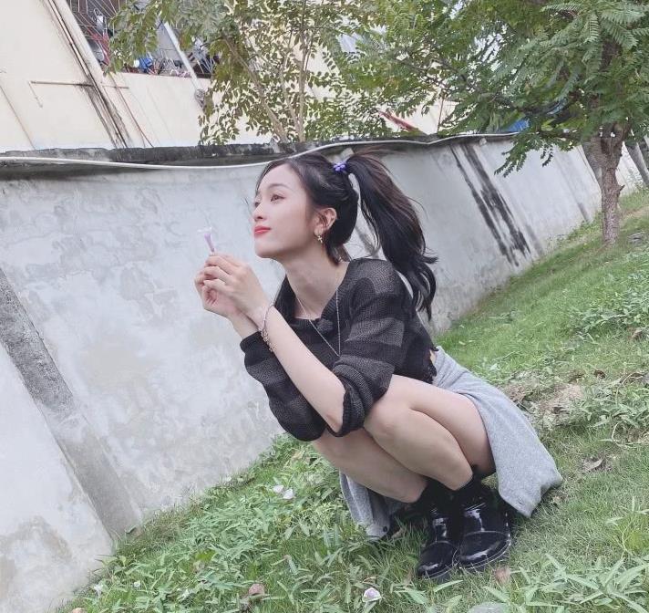 衣服短過頭?吳宣儀「蹲下全被看光」 網驚:沒穿安全褲?