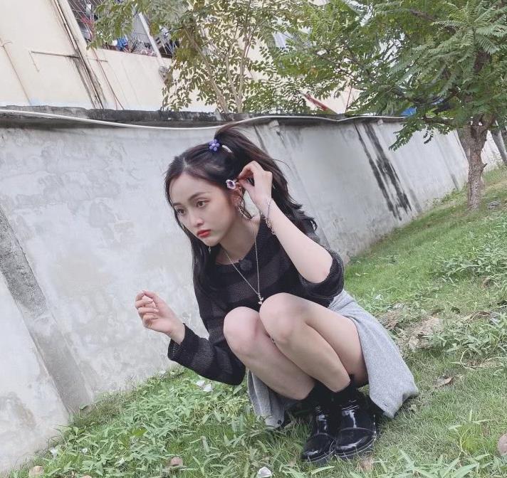 衣服短過頭?吳宣儀「蹲下全被看光」 網驚:沒穿安全褲?