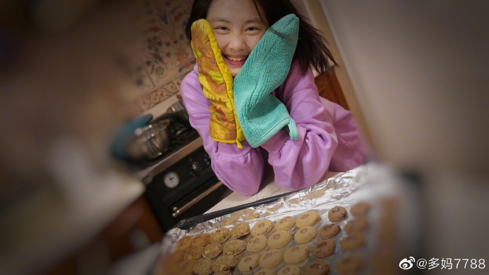 《爸爸》多多轉大人!「胸前解扣」名模級穿搭 網驚嘆:好像大S