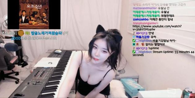 韓國實況主「彈琴太猛烈」細肩帶掉落!春光外泄:身材太猛~