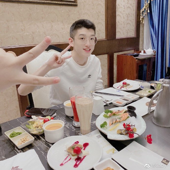 甜蜜大反轉?100KG厚片女孩曝光「一週年真相」怒了:他X的愛情