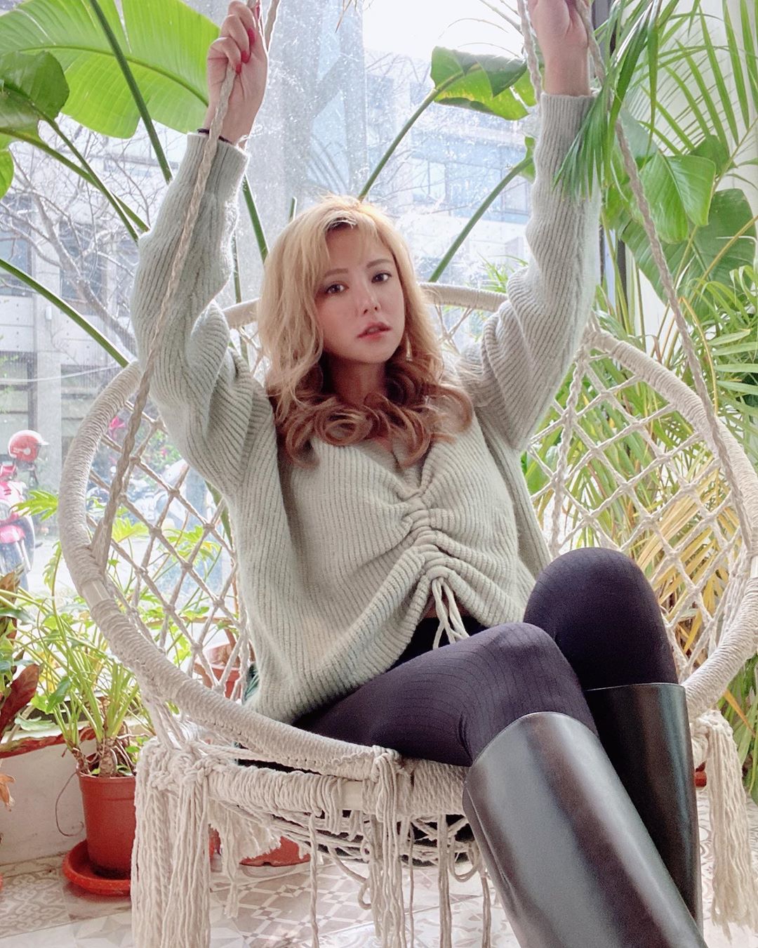 天菜小姐細肩背心「南半球包不住」！1/2全掉出　網驚：罩杯又UP了