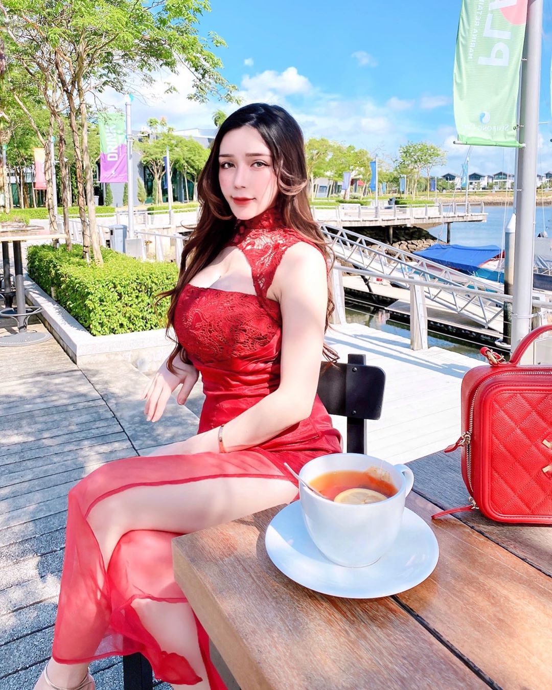 女乃快溢出！大馬超兇網紅UU包不住　「超大黑痣」卡死事業線