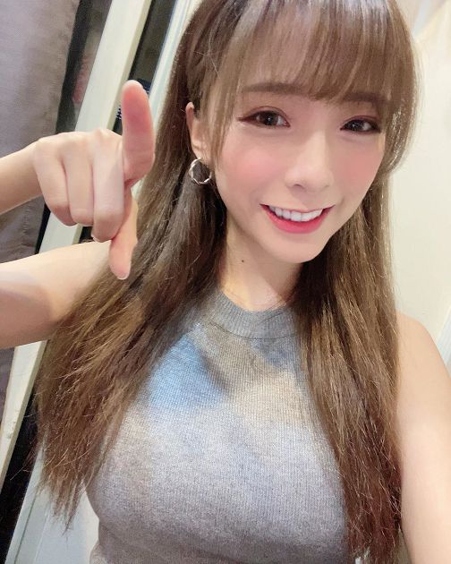 多重福利！閃亮亮辣照「渾圓線條」浮出　網紅兇照同步曝光