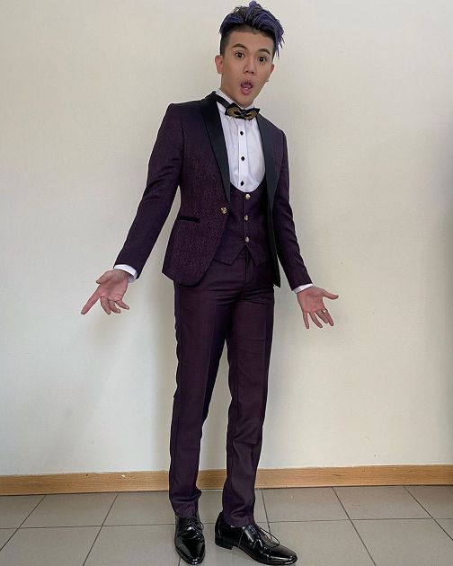 褲子都脫了!蕾菈「女友視角」窩沙發甜撒嬌 網抓亮點:是孫生