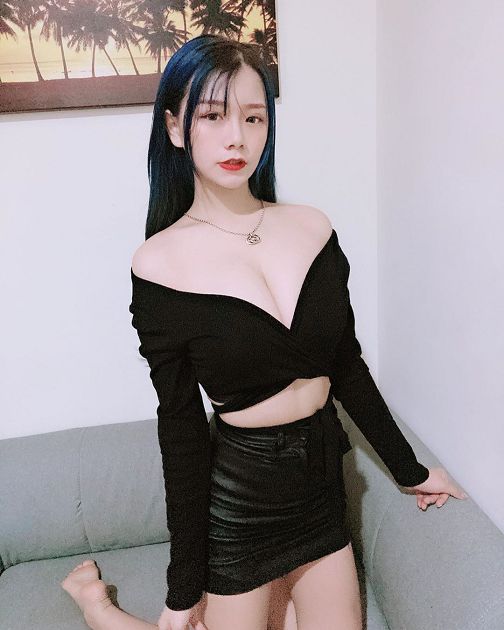 多重福利！閃亮亮辣照「渾圓線條」浮出　網紅兇照同步曝光