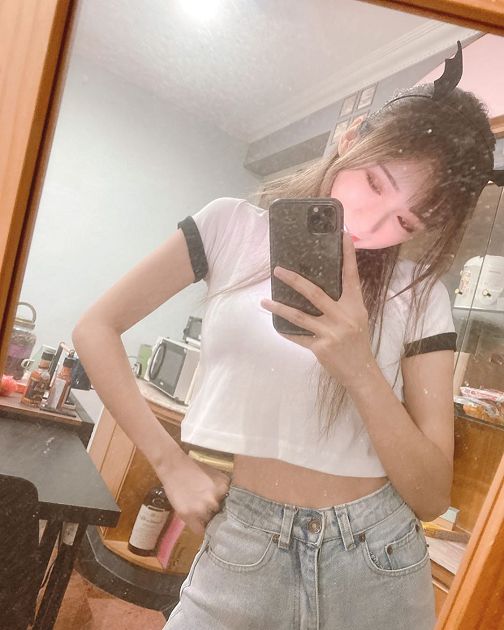 多重福利！閃亮亮辣照「渾圓線條」浮出　網紅兇照同步曝光