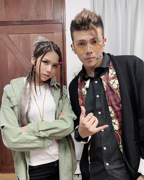 褲子都脫了!蕾菈「女友視角」窩沙發甜撒嬌 網抓亮點:是孫生