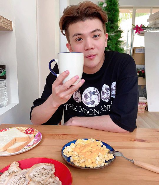 褲子都脫了!蕾菈「女友視角」窩沙發甜撒嬌 網抓亮點:是孫生