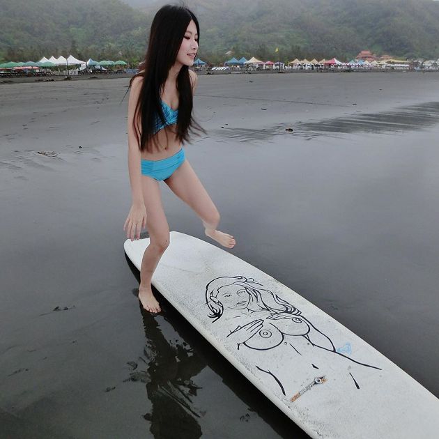 黑歷史外洩!艾瑞絲「濃妝比基尼照」網抓玄機:超性感