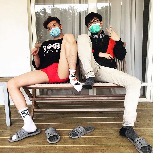 褲子都脫了!蕾菈「女友視角」窩沙發甜撒嬌 網抓亮點:是孫生