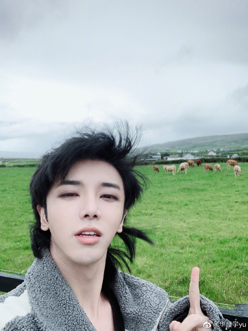 曾連續兩星期只喝水!華晨宇「鎖骨放32枚硬幣」 玩命減肥網嚇傻