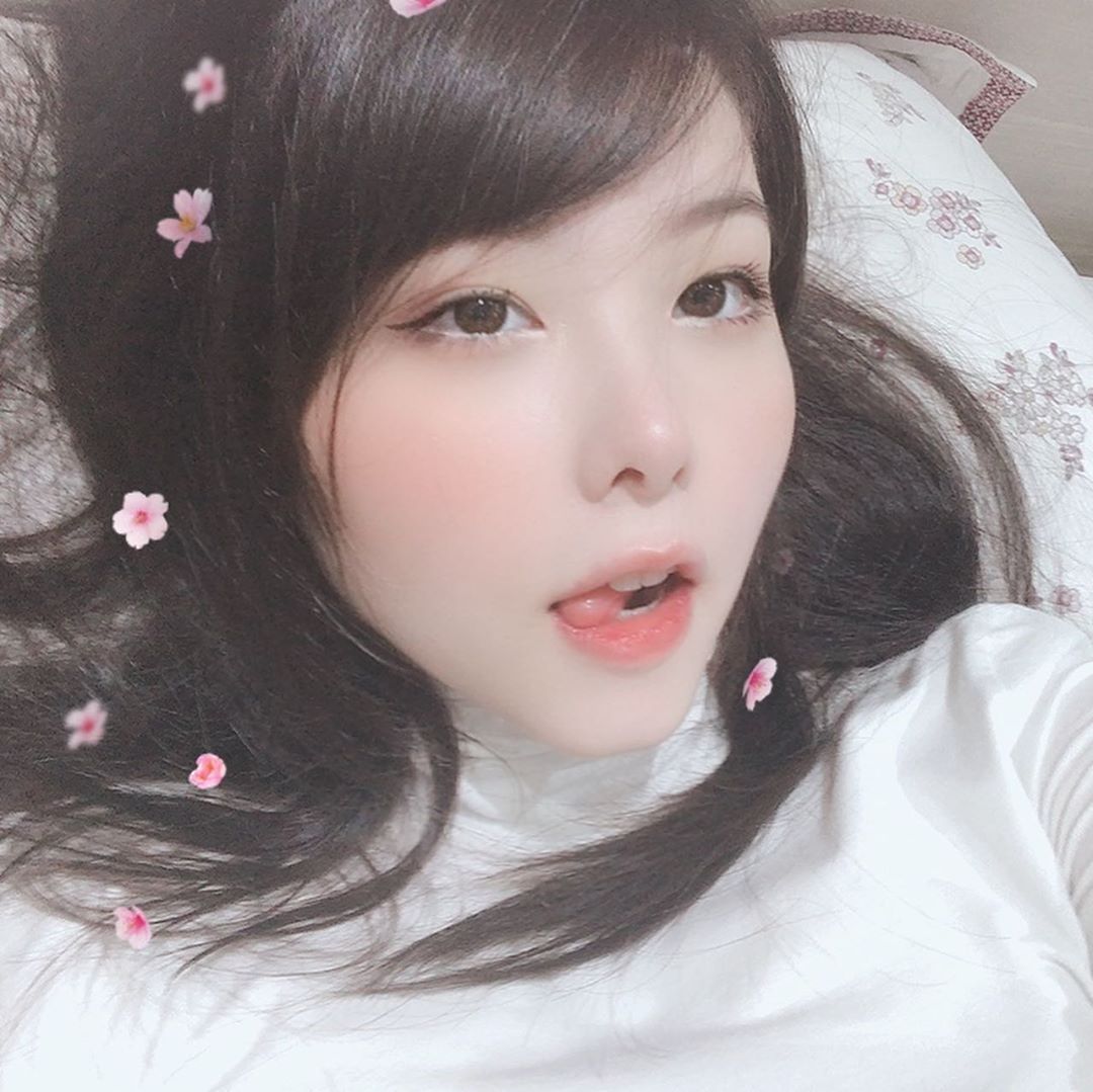 曾爆幫選手口!LOL超兇女輔助甜曬「男友視角」床照 網友全暴動