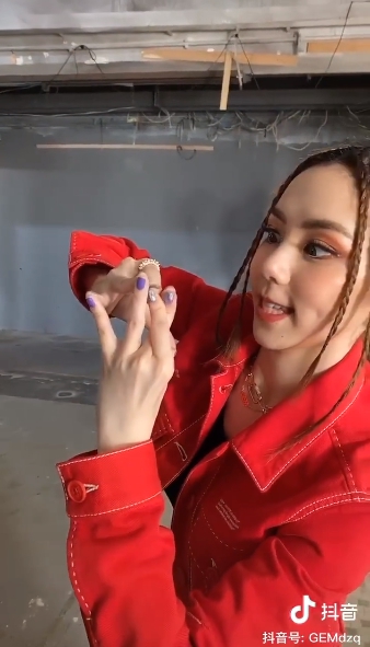 挑戰人體極限！鄧紫棋「無名指伸到虎口」　網嚇歪：手都快斷了