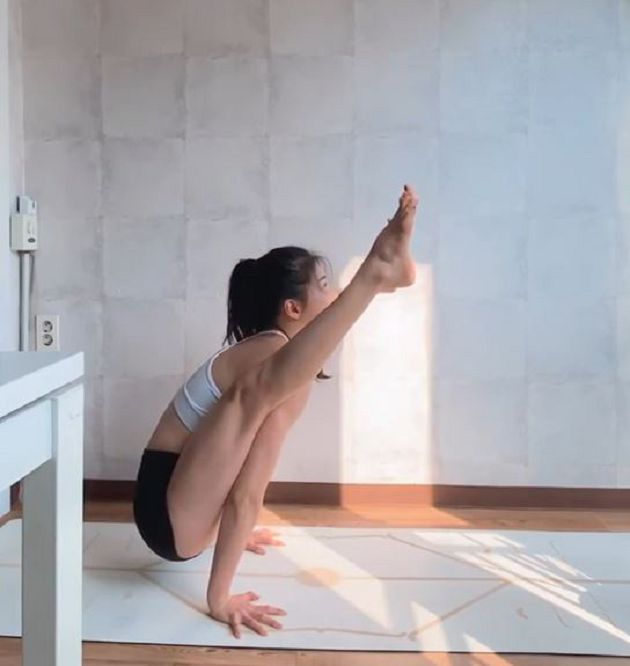 韓國瑜珈老師「頭直下小腿」！一走路網全嚇歪：根本沒骨頭