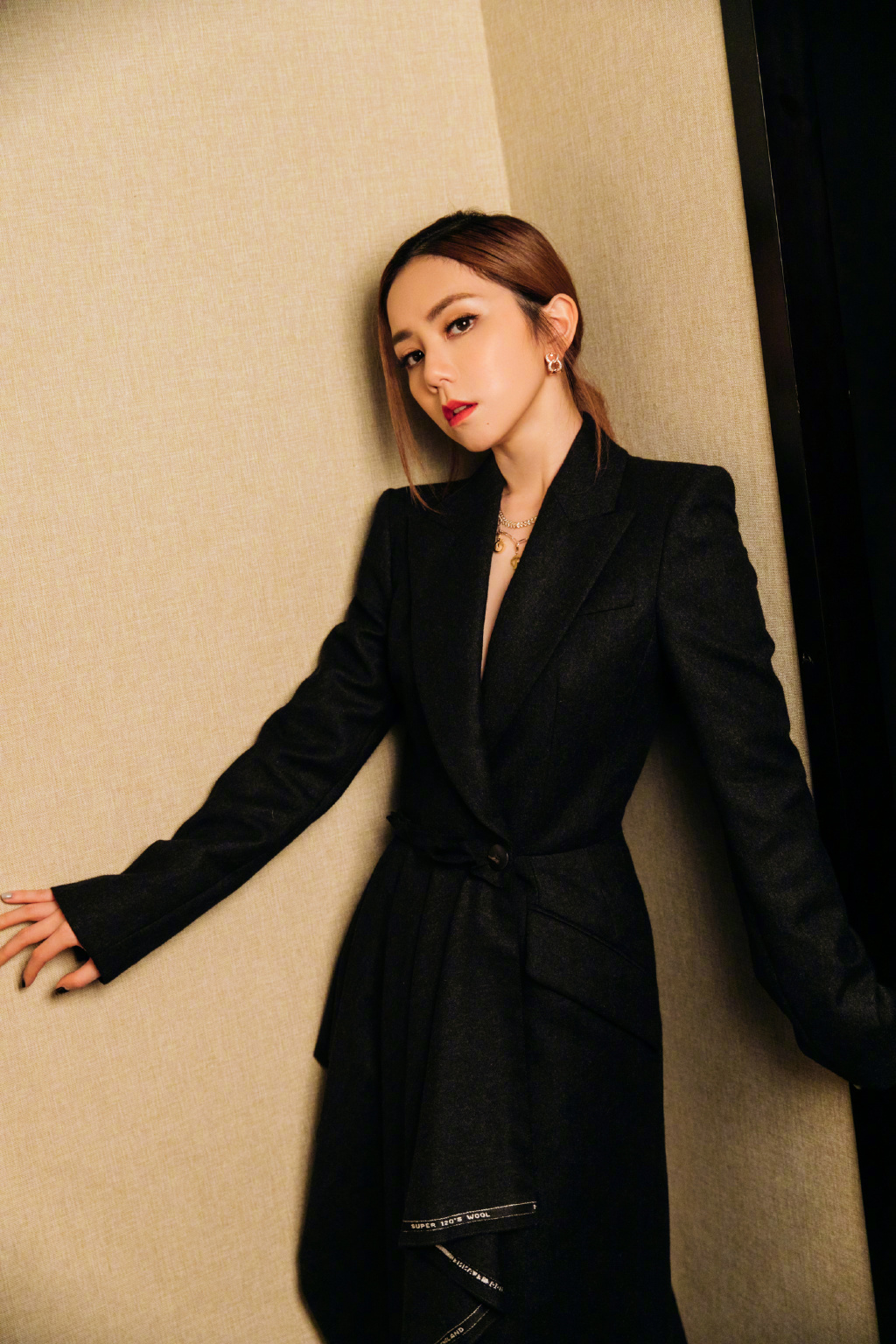 挑戰人體極限！鄧紫棋「無名指伸到虎口」　網嚇歪：手都快斷了