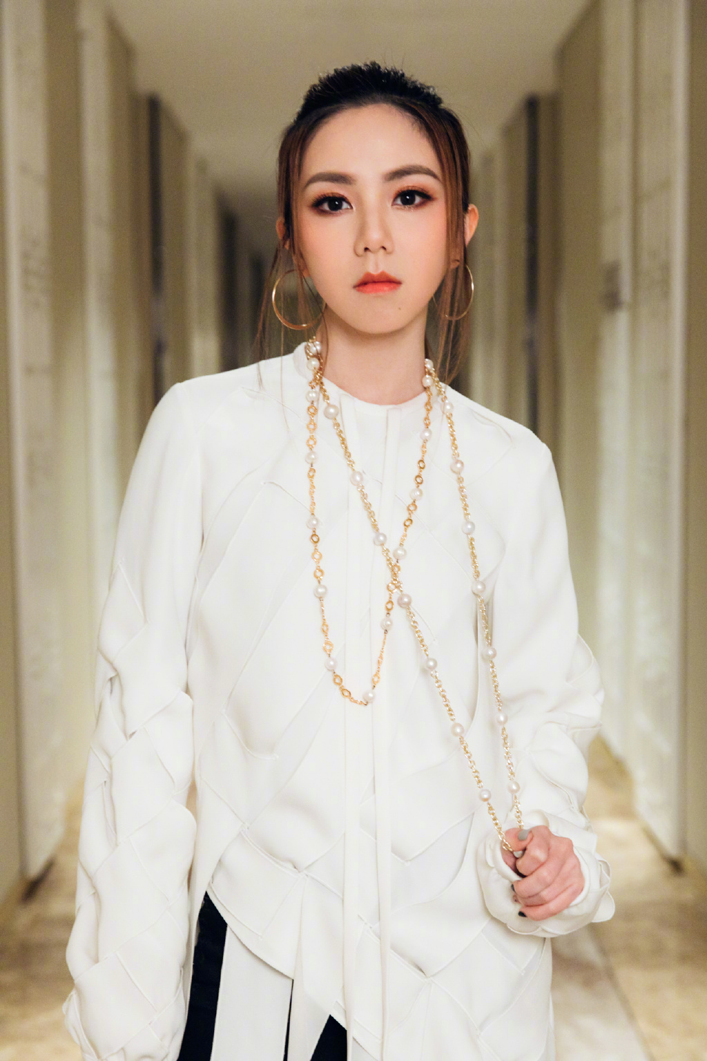 挑戰人體極限！鄧紫棋「無名指伸到虎口」　網嚇歪：手都快斷了