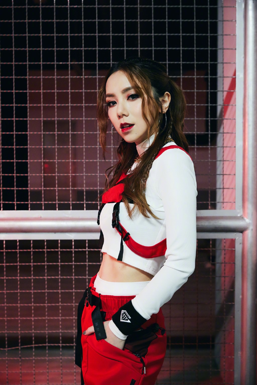 挑戰人體極限！鄧紫棋「無名指伸到虎口」　網嚇歪：手都快斷了