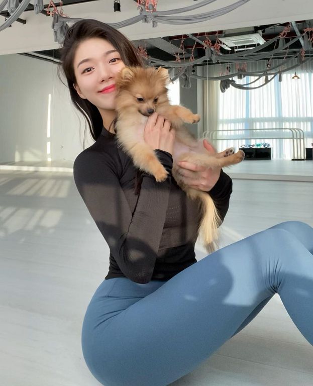 韓國瑜珈老師「頭直下小腿」！一走路網全嚇歪：根本沒骨頭