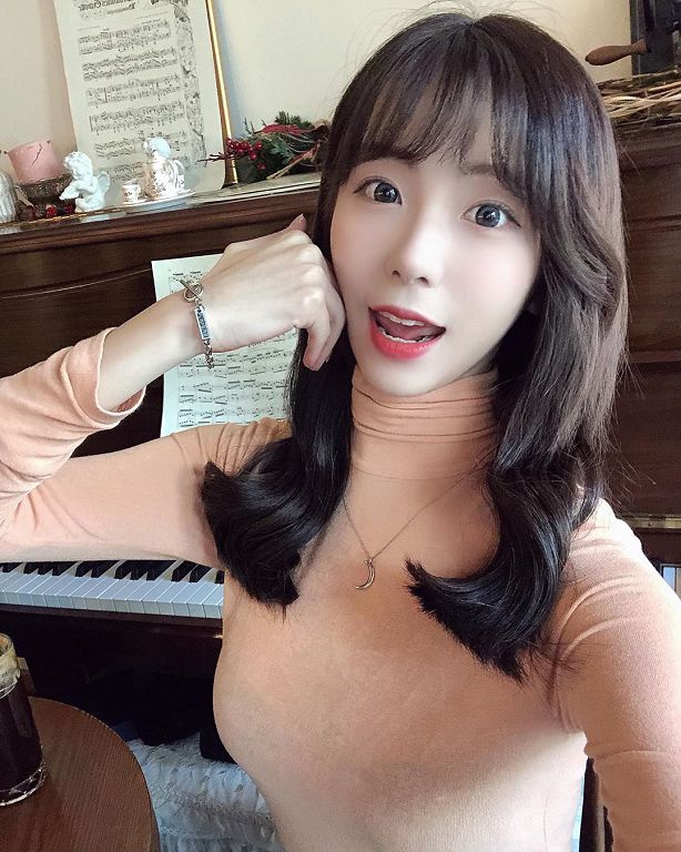 韓國正妹「太兇猛」!比基尼完全包不住:捧相機對鏡頭甜笑