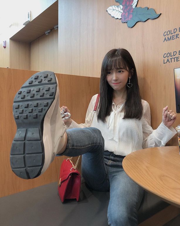 韓國正妹「太兇猛」!比基尼完全包不住:捧相機對鏡頭甜笑