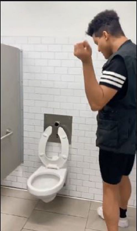 網紅「大舔公廁馬桶」瞎響應武漢肺炎挑戰:隔天直接確診