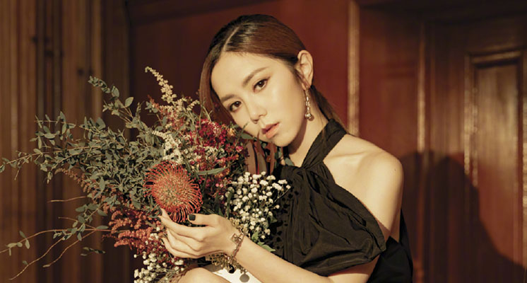 挑戰人體極限！鄧紫棋「無名指伸到虎口」　網嚇歪：手都快斷了