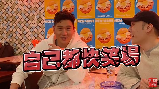 小吳出櫃?男方甜唱「週年定情曲」放閃 路人反應全被錄下