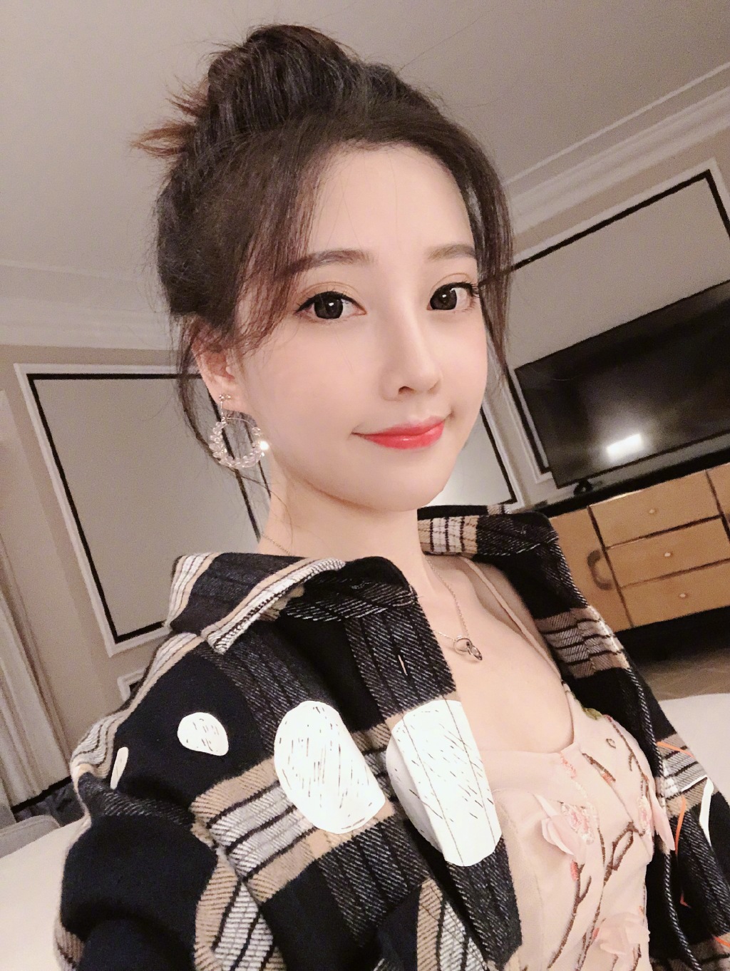 馮提莫「舞台無p照」曝光！真實身高現形　網：只有130cm？