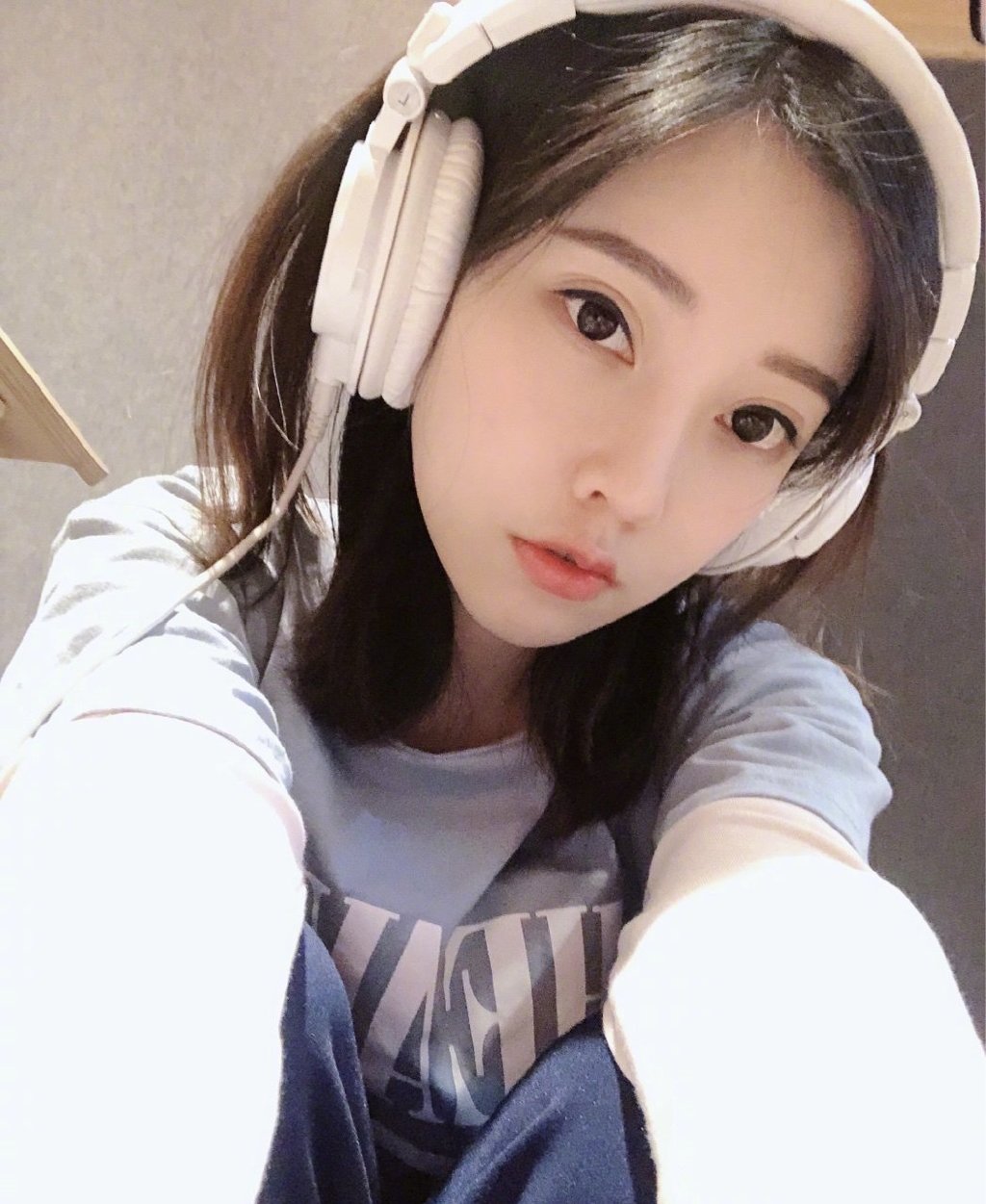 馮提莫「舞台無p照」曝光！真實身高現形　網：只有130cm？