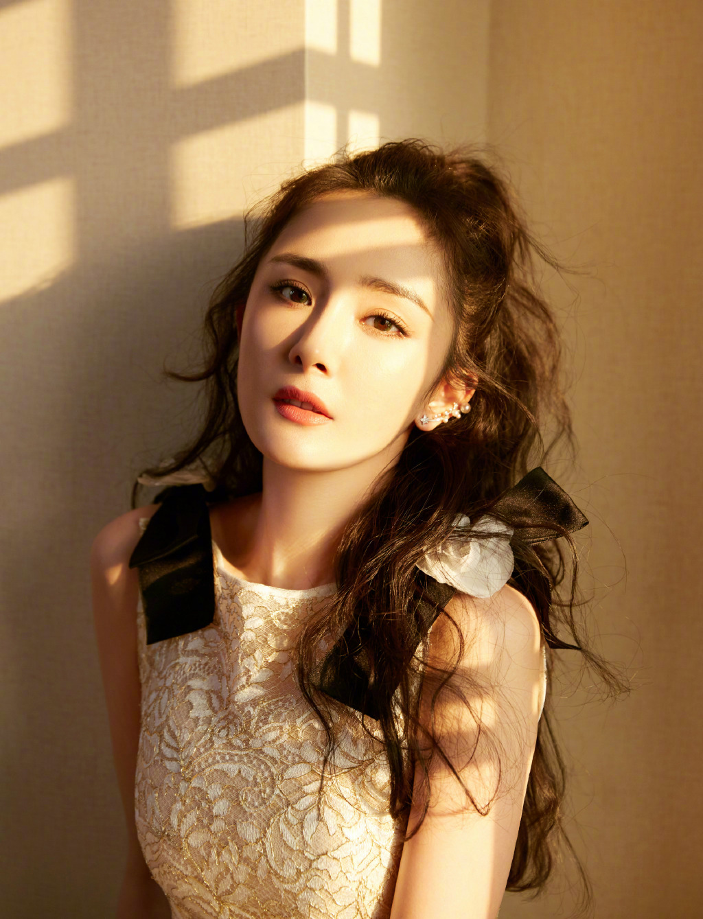 模樣驚變!楊冪久未現身「臉頰嚴重凹陷」網嚇歪:完全認不出!