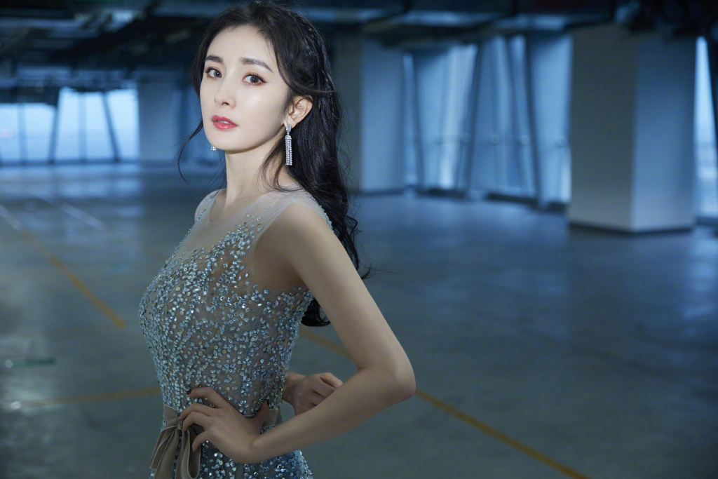 模樣驚變!楊冪久未現身「臉頰嚴重凹陷」網嚇歪:完全認不出!