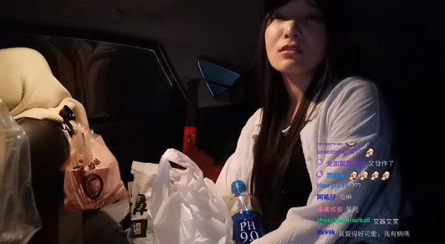 深夜開台！實況正妹喝ㄎㄧㄤ「情緒頻失控」　網：阿扣台？