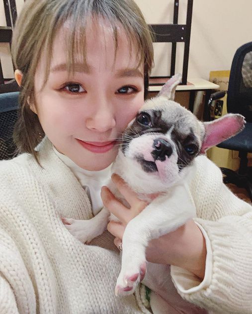 摟進懷裡!茵聲甜曬「緋聞男友」情侶裝 網驚:手放哪