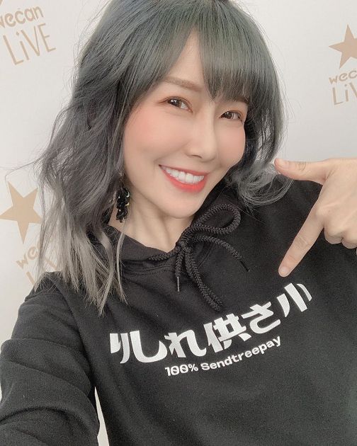 內內意外曝光！隱乳女神「阿樂」太嗨「上衣起飛」　網嗨炸：是紅色的！