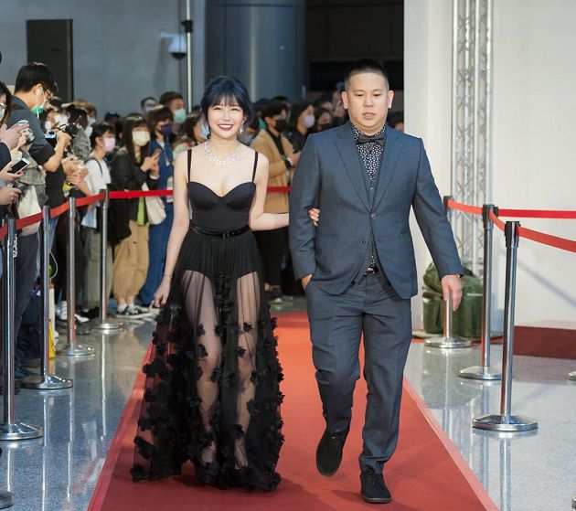 內內意外曝光！隱乳女神「阿樂」太嗨「上衣起飛」　網嗨炸：是紅色的！