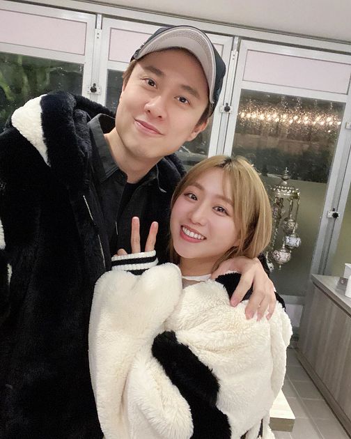 摟進懷裡!茵聲甜曬「緋聞男友」情侶裝 網驚:手放哪