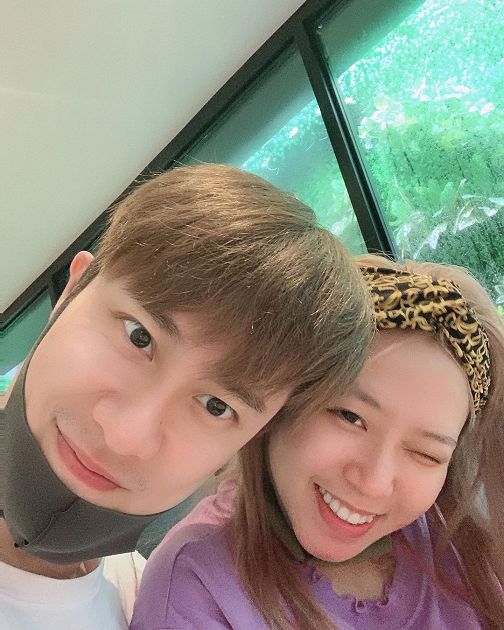 摟進懷裡!茵聲甜曬「緋聞男友」情侶裝 網驚:手放哪