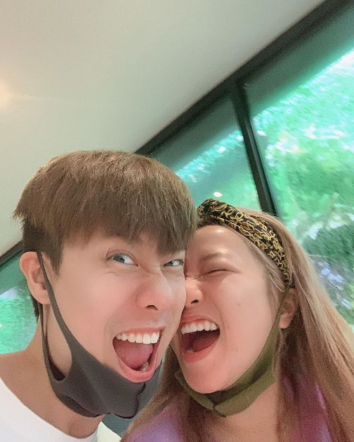 摟進懷裡!茵聲甜曬「緋聞男友」情侶裝 網驚:手放哪