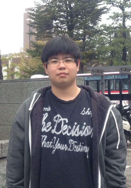 用腦過度？法律系「宅廢普男」畢業變「花美型男」 網哭：啊我是？