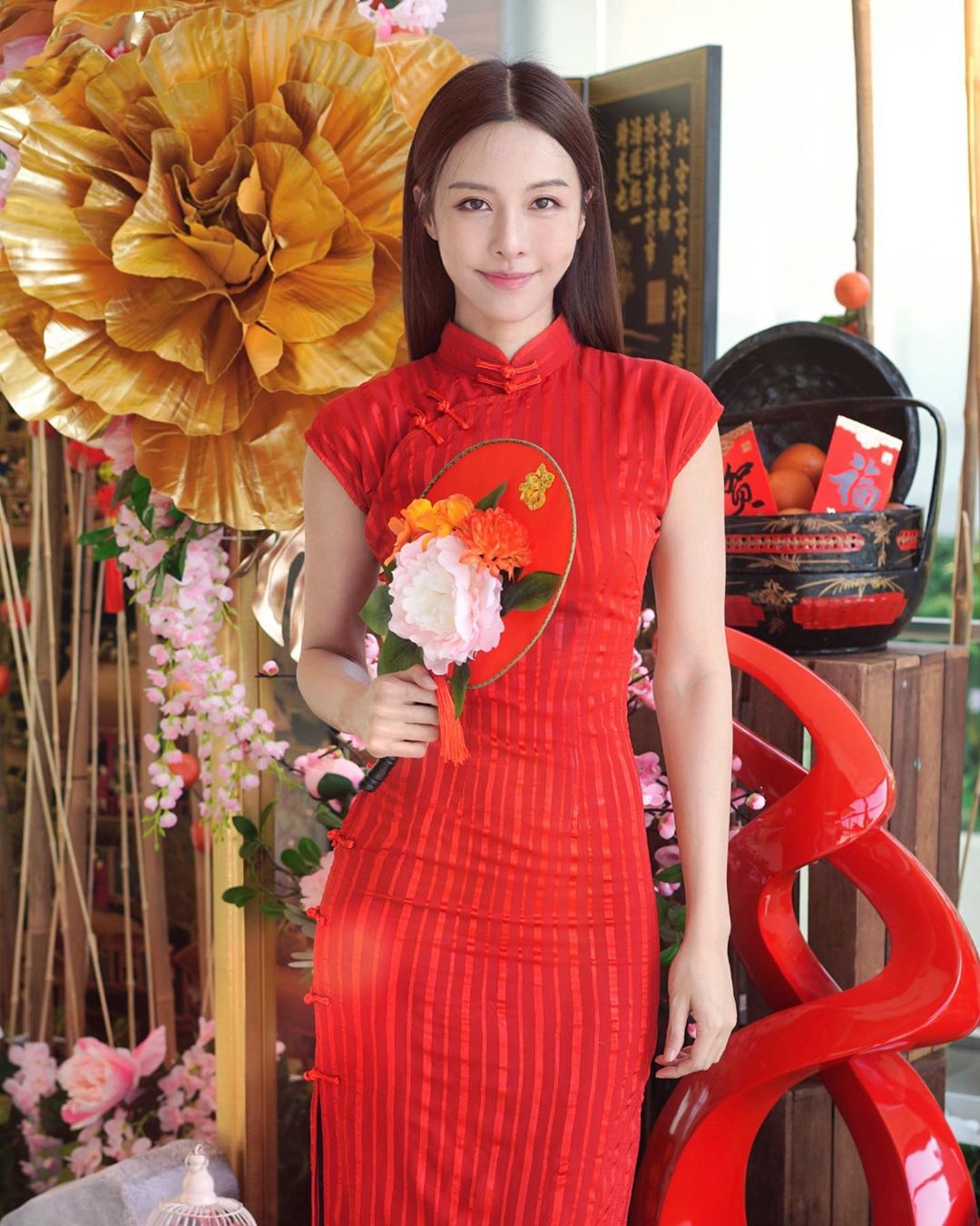 倒立還是超堅挺!鋼琴女神「反重力雙球」惹網暴動:太厲害!