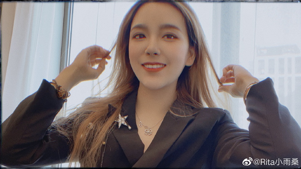 撐爆杰尼龜！實況兇妹「挺出驚人巨球」嗆爆網：去問問我大不大