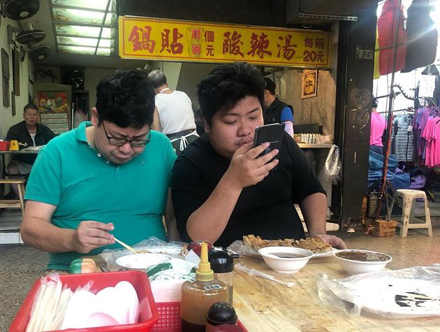 正面曝光！國動IG驚見「親暱貼臉」曬恩愛　粉絲暴動：瘋狗回不去了