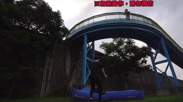 兌現跳樓承諾！Toyz無防備「7米高台」躍下　腳重擊急送醫