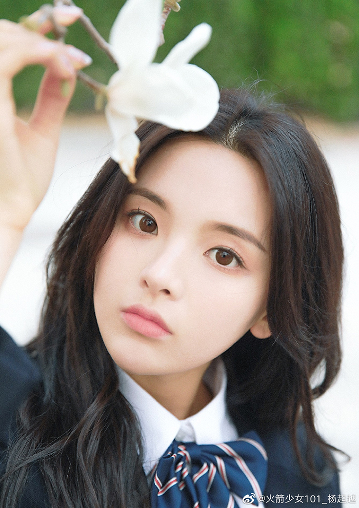 哭著求再等一等！楊超越曝出道前「悲慘經歷」：被逼到沒辦法還是要做