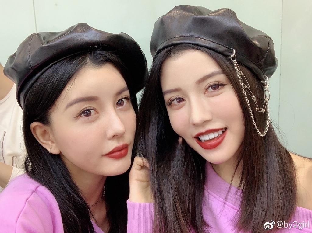 時尚一言難盡!BY2「旗袍內褲外漏」造型遭網狂酸:土到掉渣!