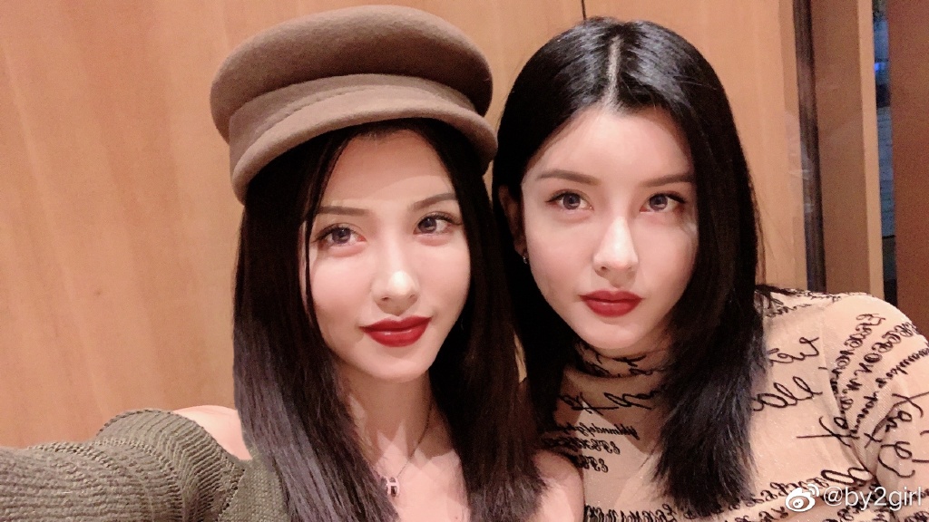 時尚一言難盡!BY2「旗袍內褲外漏」造型遭網狂酸:土到掉渣!